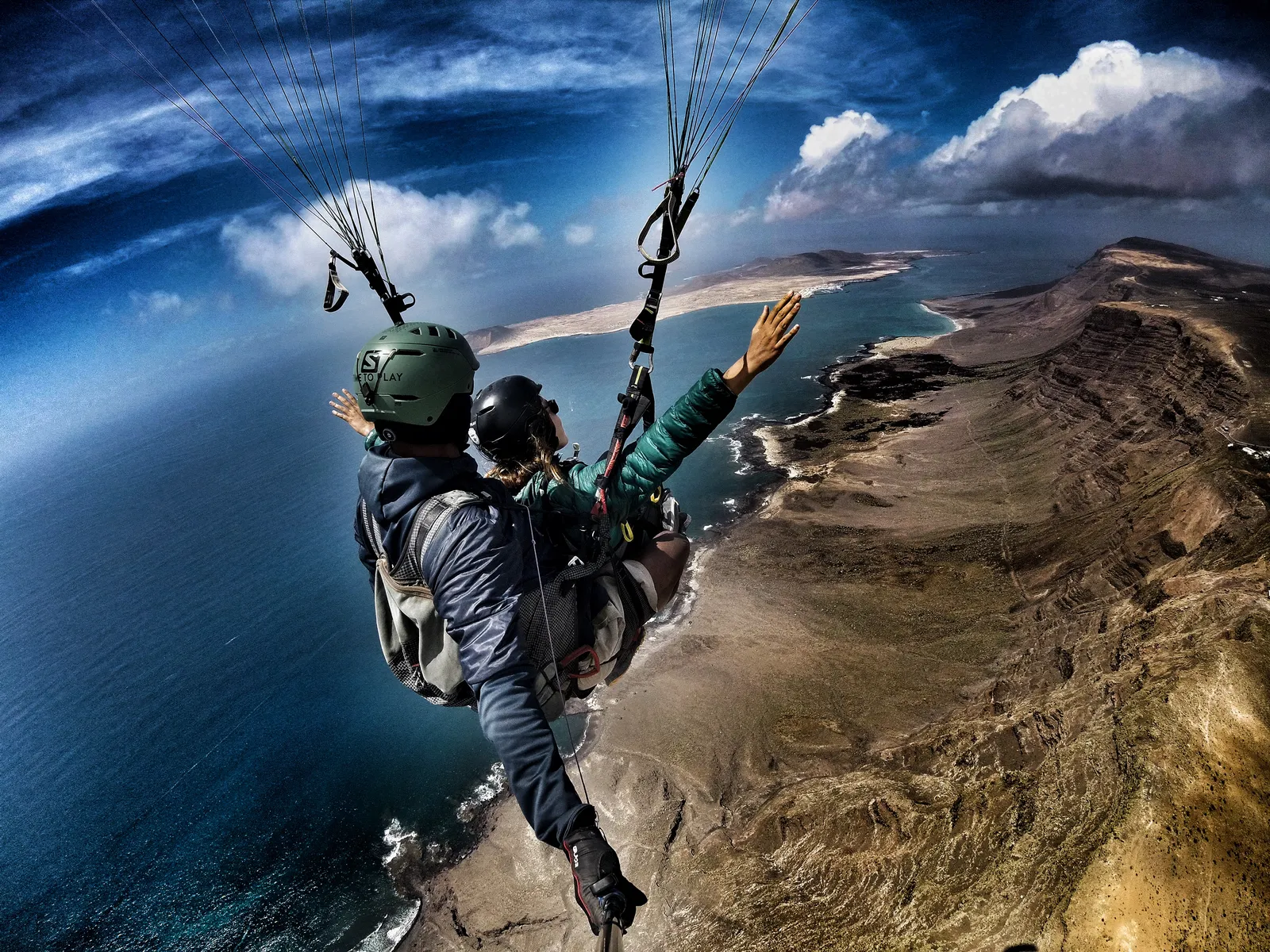 Tandem-Gleitschirmflug über die Küste von Lanzarote