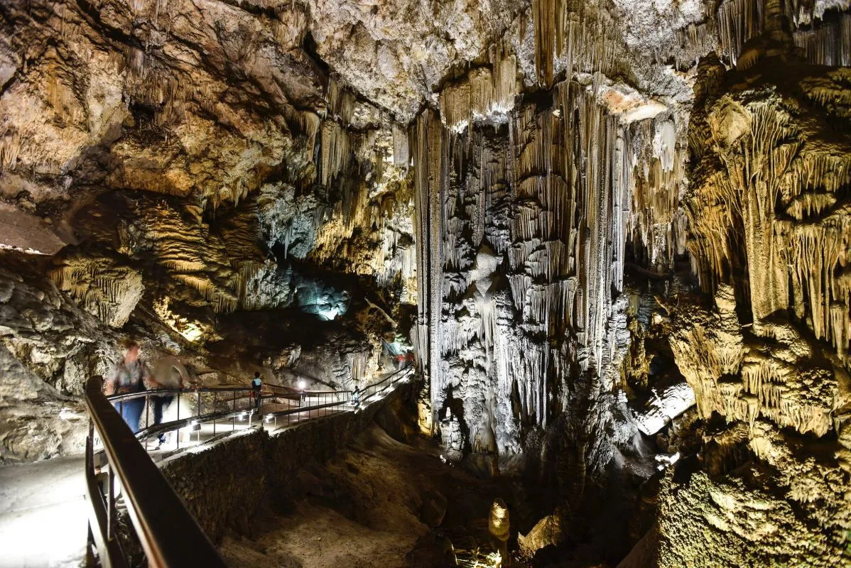 Excursión a la Cueva de Nerja y Frigiliana desde Málaga