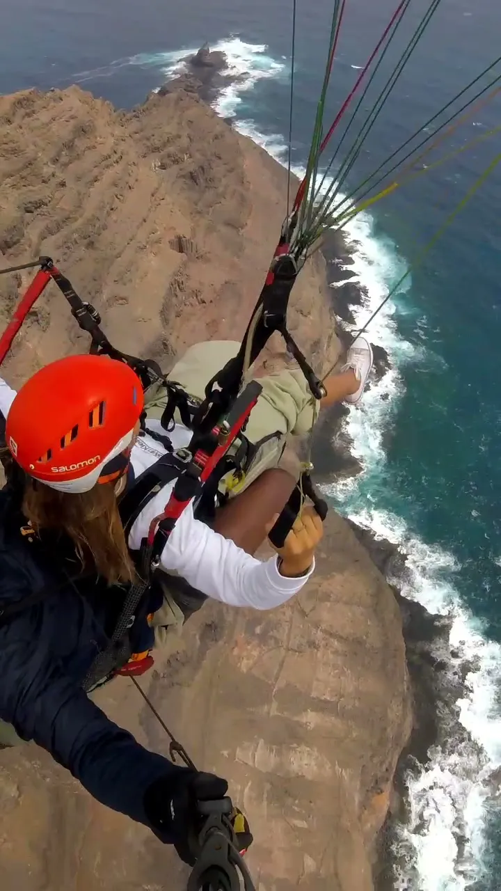 Vol en parapent biplaça sobre la costa de Lanzarote