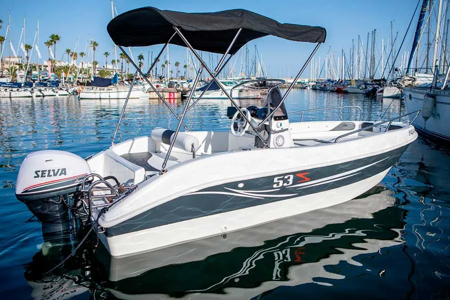 Barco sin licencia · Trimarchi 53
