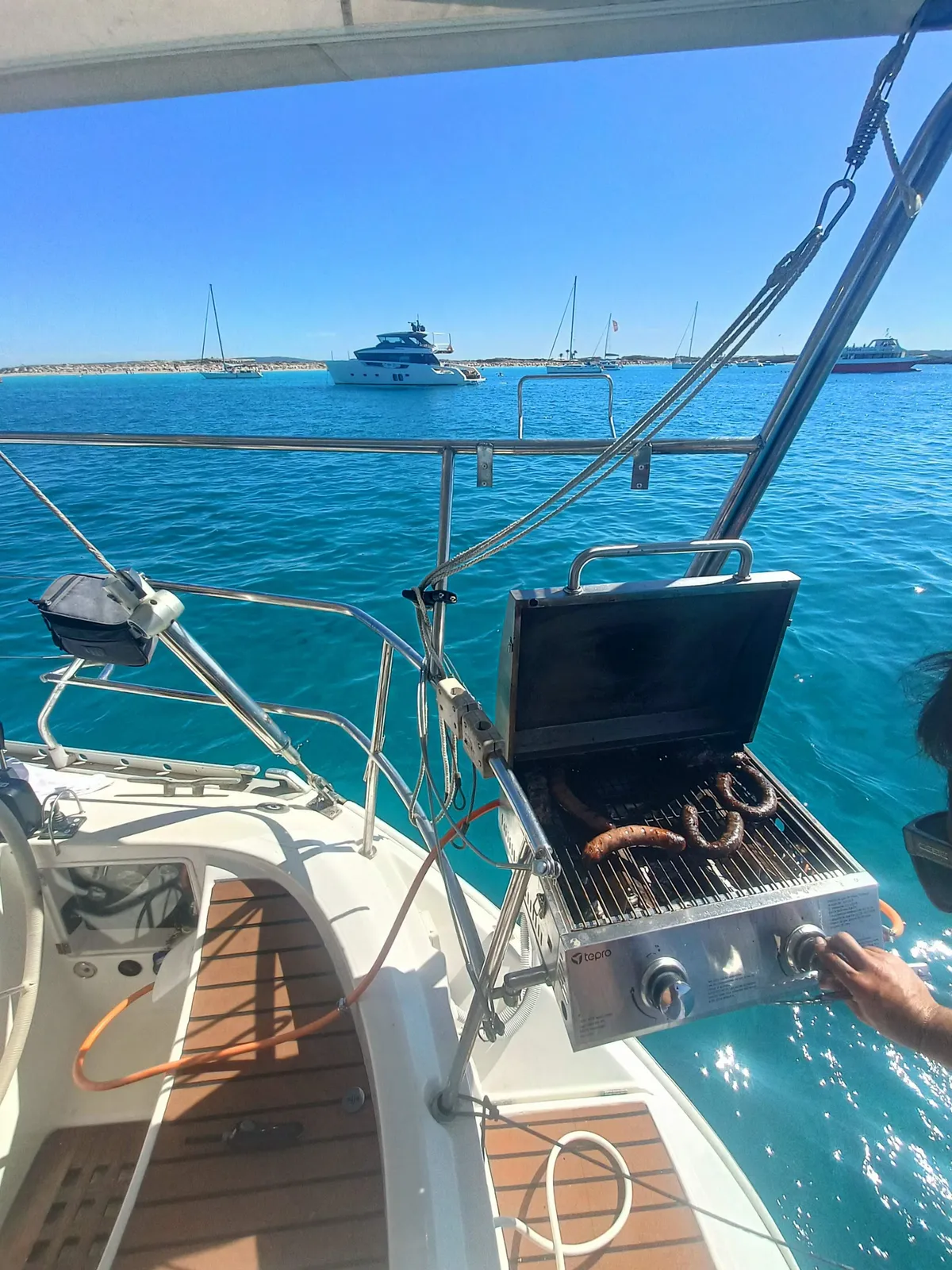 Día completo en velero con barbacoa a bordo