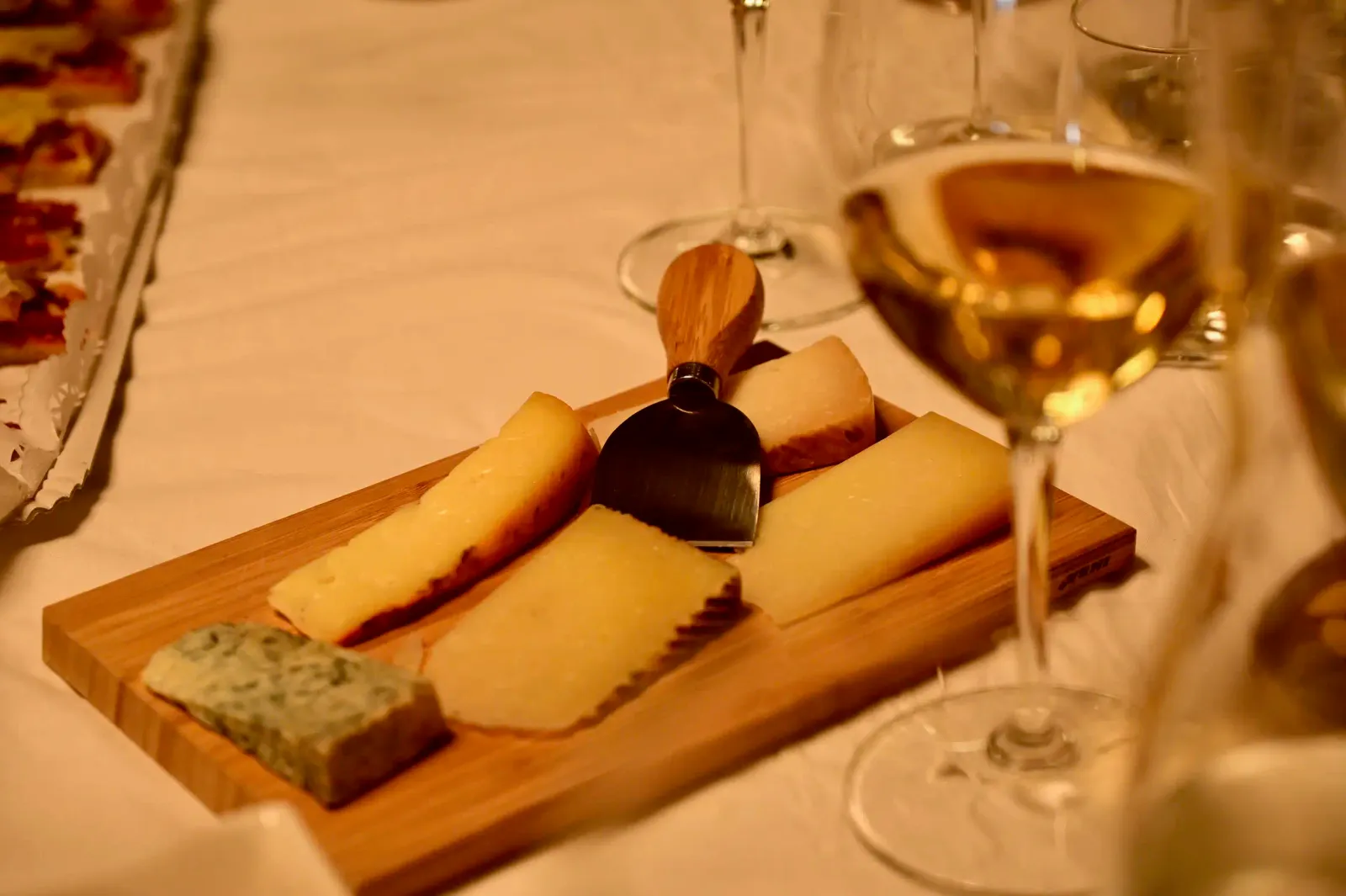 Genuine visit: winery and four-wine tasting with artisan cheeses